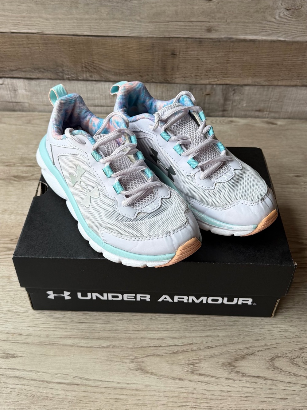 Under Armour Assert 9 Sky Girls Running Shoes White/Mint Green Size Youth 3.5Y